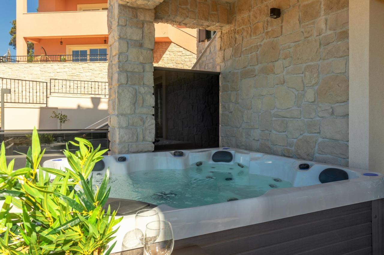 Teona Luxury Apartment With Jacuzzi And Terrace Sea View 萨利 外观 照片